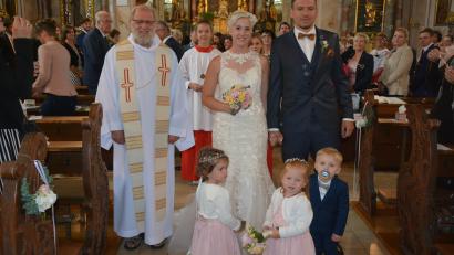 Bild: jr
Kirchlich geheiratet haben am Samstag Tanja Weiß und Andreas Gradl in der Konnersreuther Pfarrkirche. Getraut wurden die beiden von Pfarrseelsorger Pater Benedikt Leitmayr (links).