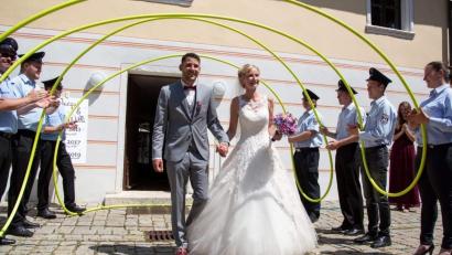 Bild: wku
Auf Willi und Jacqueline Betzl wartet ein langes Spalier vor dem Königsteiner Rathaus.