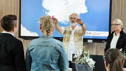 Bild: Thomas Dobler
Pfarrer Heinrich Rosner spricht nach der standesamtlichen Trauung durch die Zweite Bürgermeisterin Gabi Wittleben (rechts) im Sitzungssaal des Rathauses den Segen über das gleichgeschlechtliche Hochzeitspaar.