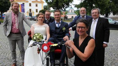 Bild: kro
Mit einer Rikscha, gesteuert von Silvia Engel (vorne), ging es für das Brautpaar Antoinette und Sebastian Scharnagl zum Gasthof "Prinzregent Luitpold". Im Hintergrund die vier Anschieber.