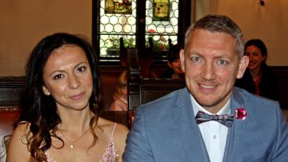 Bild: R. Kreuzer
Das Jawort geben sich Almarinda Caka und Alexander Hermann vor der Standesbeamtin Roberta Schwägerl im „Alten Rathaus“ in Weiden.