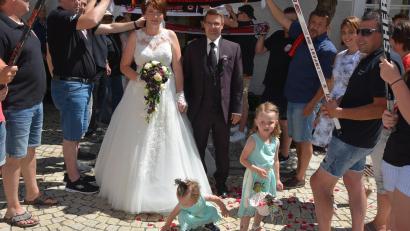 Bild: jr
Getraut wurden am Samstagnachmittag im Historischen Rathaus Anja Linde und Matthias Degner. Unser Bild zeigt die frisch Vermählten beim Verlassen des Rathauses, eingehüllt von einem großen Ehrenspalier. Mit dabei die Brautmädchen Pia und Eva.