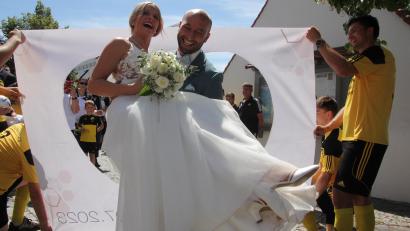 Bild: kro
Bräutigam Florian Trißl trug seine Braut Franziska durch das Herz hindurch.