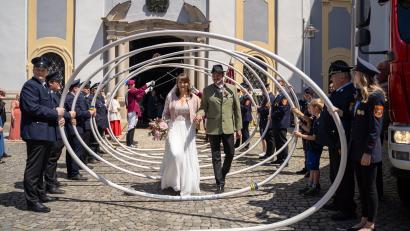 Bild: Simon Nickl/exb
Nach der Trauung in der Basilika durch Stadtpfarrer Dr. Thomas Vogl durften Sabrina und Felix Haberkorn ein langes Ehrenspalier durchschreiten, das die Abordnung der "Frankonia" und die Feuerwehren Kondrau und Waldsassen bildeten.
