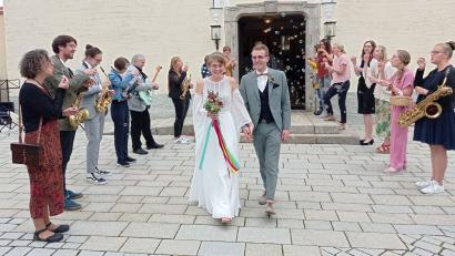 Bild: fpoz
Marie Hofmann und Theo Nirsberger freuten sich nach der Trauung über das Ehrenspalier der Musiker-Freunde.