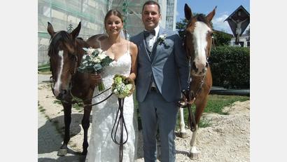 Bild: gm
Die Braut Kristin Nerl ist seit ihrer Kindheit Pferdefreundin. Freunde des Brautpaars brachten völlig überraschend ihre beiden Pferde namens Candeebar und Teasy mit vor die Kirche. Darüber freute sich natürlich auch der Bräutigam Stefan Mehrl.