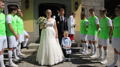 Bild: kro
Anna und Christian Ott mit Blumenkind Matteo beim Verlassen der Steinbergkirche. Die Fußballer des TSV Bärnau standen Spalier.