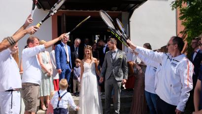 Bild: do
Die Tennisfreunde Oberbibrach und Fußballer des FC Vorbach standen nach der kirchlichen Trauung des Brautpaares Anna Meier und Patrick Götz vor St. Anna Spalier.