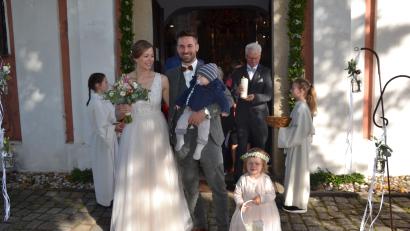 Bild: gi
Susanne Sturm und Uli Scheuerer haben in der Wieskirche geheiratet. Der kleine Ludwig gratulierte seinen Eltern mit einem Lächeln. Das Brautmädchen, die zweijährige Annilie Götz, streute Rosenblätter für Tante und Onkel.