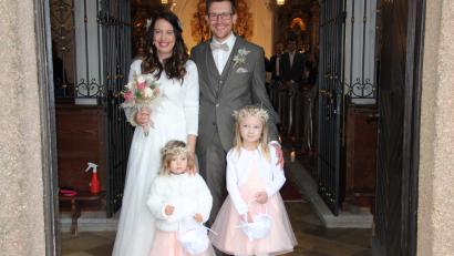Bild: kro
Glückstrahlend verlassen Carina Stock und Tobias Wickl im Beisein der Brautkinder Laura und Tilda die Kreuzbergkirche in Wiesau.