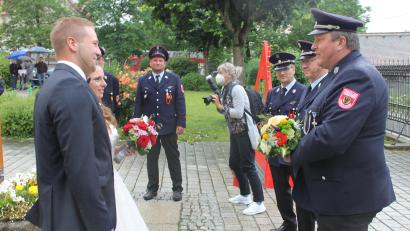 Bild: fks
Als erster gratulierte Feuerwehrkommandant Bernhard Schmidt dem Brautpaar Michael und Christine Kastner, zusammen mit seinem Stellvertreter Wolfgang Gruber und zweitem Vorsitzenden Tobias Bollmann (von rechts).