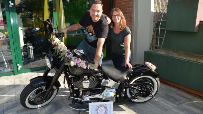 Bild: dob
Julia Griener aus Kulmain und Markus Scherm aus Fichtelberg werden sich am 20. Juni 2020 trauen. Sie schauten in der Stadthalle bei der ersten Hochzeitsmesse vorbei. Obwohl ihnen die blumengeschmückte Harley Davidson ins Auge stach, kommt sie für ihren eigenen Hochzeitstag nicht in Frage.
