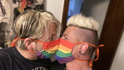 Bild: Andy Neumaier/exb
Andy Neumaier (links) mit seinem Verlobten Heiko. Der Wetter-Experte wird seinen langjährigen Partner am Samstag in Mitterteich heiraten.