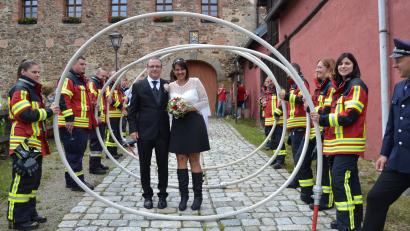 Bild: gi
Die Feuerwehrleute Markus Landgraf aus Moosbach und Natascha Perera aus Hamburg heiraten auf Schloss Burgtreswitz. Begleitet wurden sie von großen Abordnungen ihrer Wehren.	Bild: gi