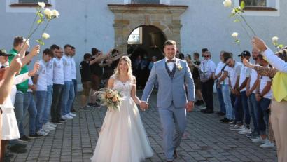 Bild: lei
Durch ein Ehrenspalier geht es nach der Hochzeit für Sarah und Christian Trummer in Schlicht ins gemeinsame Eheglück.