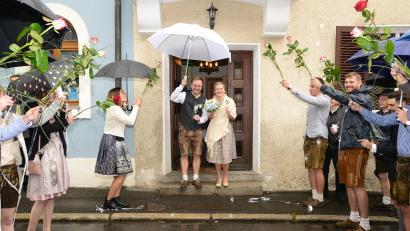 Bild: bey
Nach der standesamtlichen Trauung von Christoph Müllhofer und Claudia Herrmann stehen die Gratulanten Spalier.