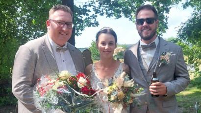 Bild: Patrick Kopp/exb
Reinhold (rechts) und Isabell Schellinger aus Kümmersbruck bekamen vom FCB-Fanclub-Vorsitzenden Patrick Kopp (links) zur Hochzeit einen Blumenstrauß in den Farben des FC Bayern.