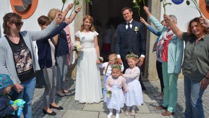 Bild: jr
Den dreijährigen gemeinsamen Sohn Leonhard an der Hand, verließen die frisch vermählten Karoline und Benedikt Becker die Dreifaltigkeitskirche. Dort warteten die Kolleginnen der Lebenshilfe bereits mit einem Ehrenspalier auf das Brautpaar. Wohnen wird die junge Familie weiter in Mitterteich.