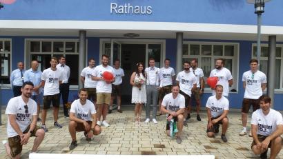 Bild: bk
Vor dem Rathaus bildeten Fußballer des SV ein Ehrenspalier. Während die Braut den Ball problemlos im Tor versenkte, gelang dies dem Kohlberger Stürmer-As nicht.