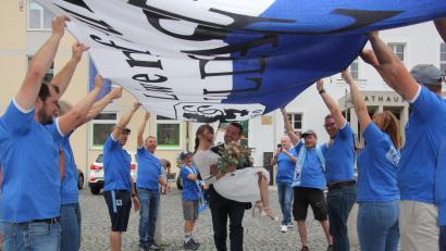 Bild: kro
Auf Händen trug Markus Schwägerl seine Frau Anja unter dem Löwen-Banner hindurch, das die Löwenfreunde hielten. Ein Ehrenspalier bildeten außerdem die Alte-Herren-Fußballer der Sportfreunde Kondrau.
