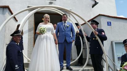 Bild: kro
Die Feuerwehr Schwarzenbach erwartete das frisch vermählte Ehepaar Andrea Lettner und Rainer Schrems im Ehrenspalier vor der Schwarzenbacher Kirche St. Michael.