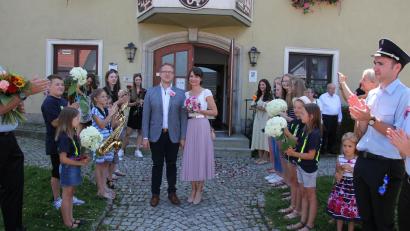 Bild: kro
Die Griesbacher Kinderfeuerwehr und die Feuerwehr hießen das Brautpaar Sabine Gmeiner und Thomas Pompl mit Applaus willkommen.