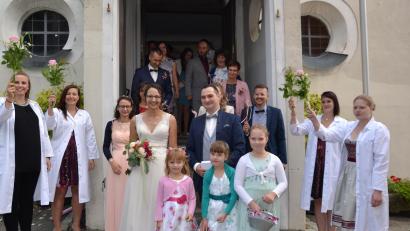 Bild: exb
Katharina Weiß und Martin Peter gaben sich ihr Ja-Wort in der Expositurkirche in Etzgersrieth. Die Arbeitskolleginnen von der Molkerei Bechtel standen Spalier.