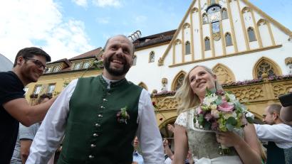 Bild: Andreas Brückmann
Josef Vogl und Ina Scheffer gaben sich vor Ambergs Oberbürgermeister Michael Cerny das Ja Wort.