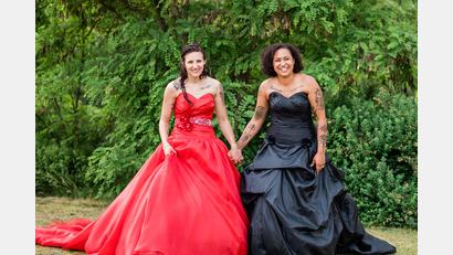 Bild: Melanie Atencio
Alena König (links) und Krystal Marie Terrazas geben sich im Sportpark das Ja-Wort. Die Hochzeitsreise führte sie nach Santorini.