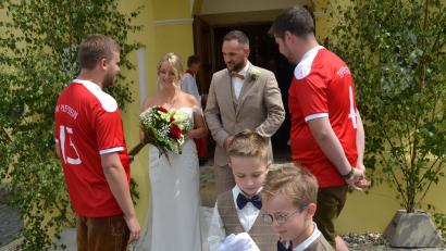 Bild: dob
Melanie Prößl aus Woppenrieth bei Waldthurn und Patrick Götz aus Vohenstrauß geben sich in der Pfarrkirche "Mariä Himmelfahrt" in Böhmischbruck das Jawort. Nach dem Verlassen der Kirche gratulieren die Sportler des TSV Pleystein.
