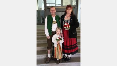 Bild: soj
Das frisch vermählte Brautpaar Rainer und Pamela Seeharsch mit Tochter Pauline vor dem Standesamt in Kemnath.