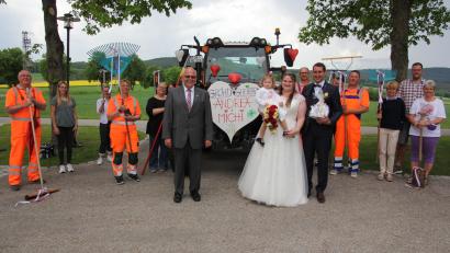 Bild: kro
Andrea und Michael Jaworek mit Töchterchen Lea zusammen mit zahlreichen Gratulanten, darunter Bauhofpersonal und Vertreter der Marktverwaltung mit Bürgermeister Klaus Meyer an der Spitze (vorne links),
