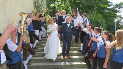 Bild: adj
Die Jugendblaskapelle empfängt Julia und Benjamin nach der Trauung.