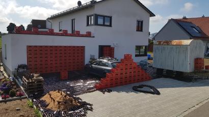 Bild: gi
Mit Bierflaschen und Bierkästen verbarrikadiert wurde das Haus des Brautpaares Seidl durch ihre guten Freunde.