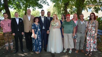 Bild: jr
Franziska Ernstberger und Patrick Jentsch (Mitte) haben geheiratet. Die Trauung nahm Bürgermeister Stephan Schübel (zwischen dem Brautpaar) vor. Mit auf dem Bild sind die Eltern und Geschwister des Brautpaares.