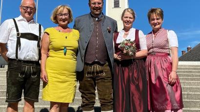 Bild: amö
Bürgermeisterin Sonja Meier gratulierte ihrer Amtskollegen Sabine Dorner-Leyerer und Ehemann Josef Leyerer (von rechts) zur standesamtlichen Trauung. Mit auf dem Bild (von links) Altbürgermeister Gernot Lechner und Maria Kogler, Bürgermeisterin von Ybbs.