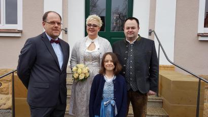 Bild: exb
Zum ersten Mal seit 40 Jahren findet wieder eine standesamtliche Trauung in Schwarzenbach statt. Werner und Kathrin Götz gaben sich vor Bürgermeister Thorsten Hallmann im nagelneuen Trauungszimmer das Ja-Wort.