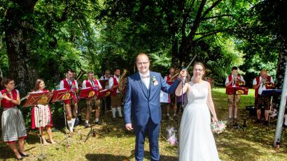 Bild: ü
Die Blaskapellen Kirchenthumbach und Kirchenbirkig gratulieren musikalisch der 28-jährigen Klarinettistin Ann-Katrin König und dem 34-jährigen Tubabläser Sebastian Dimler, die sich in der Bergkirche Maria Zell das Jawort gaben.