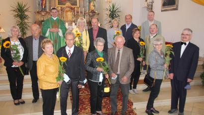 Bild: kro
Sieben Ehepaare aus Bärnau feierten in der Hohenthaner Pfarrkirche ihr Ehejubiläum. Mit auf dem Bild Stadtpfarrer Konrad Amschl. Hinten rechts Pfarrgemeinderatssprecher Markus Fichtner.