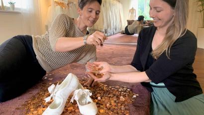 Bild: Gabi Schönberger
Susanne Reber-Schmidt (links) bezahlt ihre Brautschuhe mit Glückscents im Laden von Stefanie Kreis (rechts) in Weiden.