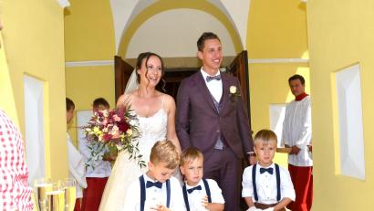 Bild: fjo
Stefanie Namberger aus Böhmischbruck und Benedikt Namberger aus Pleystein freuen sich über die Menschenmengen anlässlich ihrer kirchlichen Trauung.