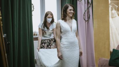 Bild: Celina Rieß
Cindy Kleidl bei der Anprobe ihres Brautkleides.