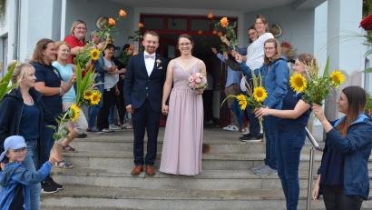 Bild: jr
Im Mitterteicher Rathaus haben Annalena Brunner und Johannes Laugwitz standesamtlich geheiratet. Danach wartete ein großes Spalier auf die frisch Vermählten. Mit dabei waren unter anderem Vorstandsmitglieder des Rings junger Landfrauen, die frisch gezupfte Sonnenblumen in die Höhe hielten.
