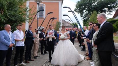 Bild: le
Neben vielen Vereinen standen auch die Spieler des EHC Regensburg dem Brautpaar Sophia Scherm und Maximilian Rusch Spalier.