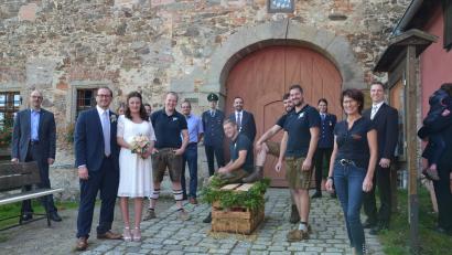 Bild: gi
Verena Bulenda und Tobias Zeller heiraten im Schloss Burgtreswitz. Auch Vereine und Arbeitskollegen gratulieren.