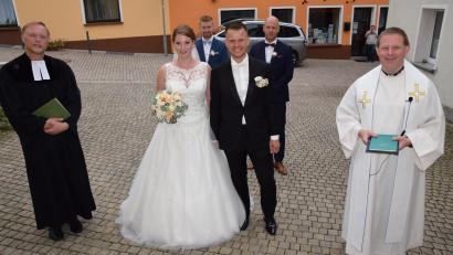Bild: wku
Das Brautpaar mit den beiden Pfarrern Horst Kurz (links) und Alexander Prosche (rechts), sowie den Trauzeugen Tobias Neuberger und Daniel Becker.