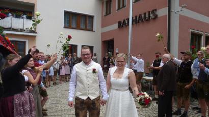 Bild: bk
Strahlend schritten Valentin und Marie-Sophie Wisgickl durch das Ehrenspalier ins Eheglück.
