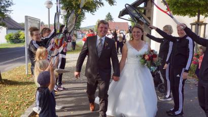 Bild: bkr
Thomas und Annemarie Brunner trauten sich in der Herz-Jesu-Kirche in Immenreuth. Auch die Damen der Tennisabteilung des SV Immenreuth überbrachten Glückwünsche.