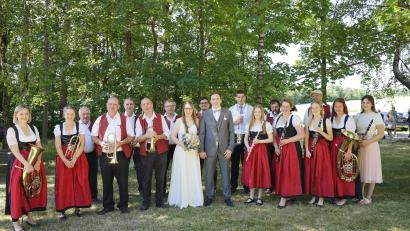 Bild: Jakob Czepa/exb
Nach der Trauung in der St.-Anna-Kirche wartete eine langes, musikalisches Ehrenspalier auf das Brautpaar. Marina Richtmann und Sebastian Richt.