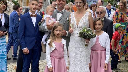 Bild: Josef Glas
Das Brautpaar Anna und Stefan mit ihren Kindern.